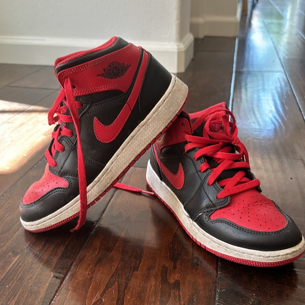 Air Jordan Mid 1
